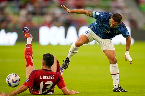 Jefferson Brenes steals the ball from Gustavo Velázquez